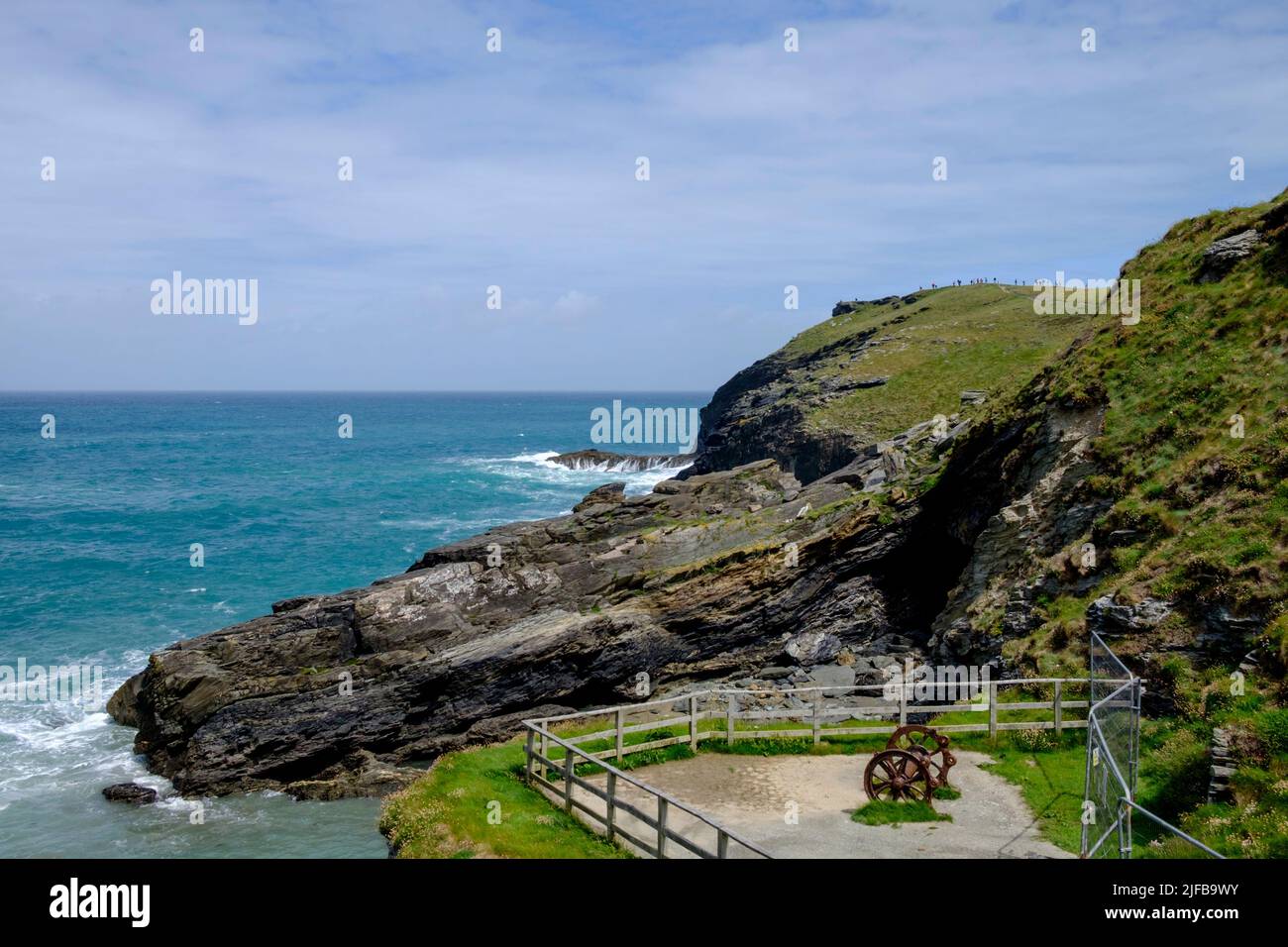 Tintagel, un village sur la côte nord de Cornwall. Vue sur la côte en direction du nord. Banque D'Images