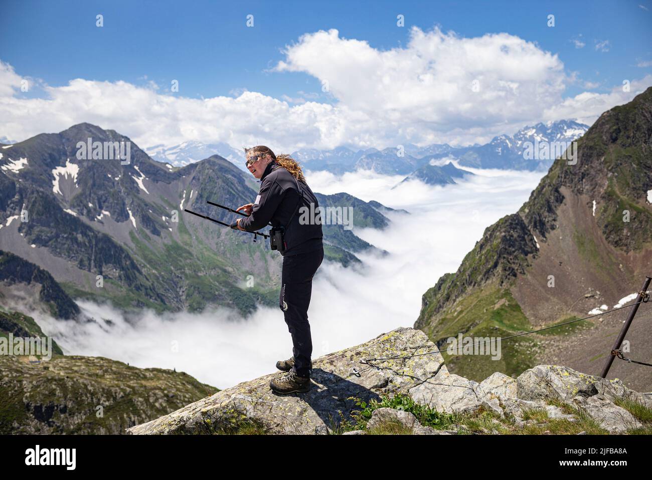 France, Hautes Pyrénées, Parc national des Pyrénées, vallées de Luz-Saint-Sauveur, Bareges, vallée de la Glière, Col de Rabiet, Claire Acquier, Garde, recherchez l'ibex pyrénéen par émetteur radio Banque D'Images