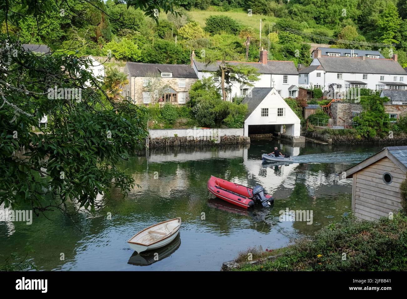 Petit bateau sur la rivière, Helford dans Cornwall Royaume-Uni Banque D'Images