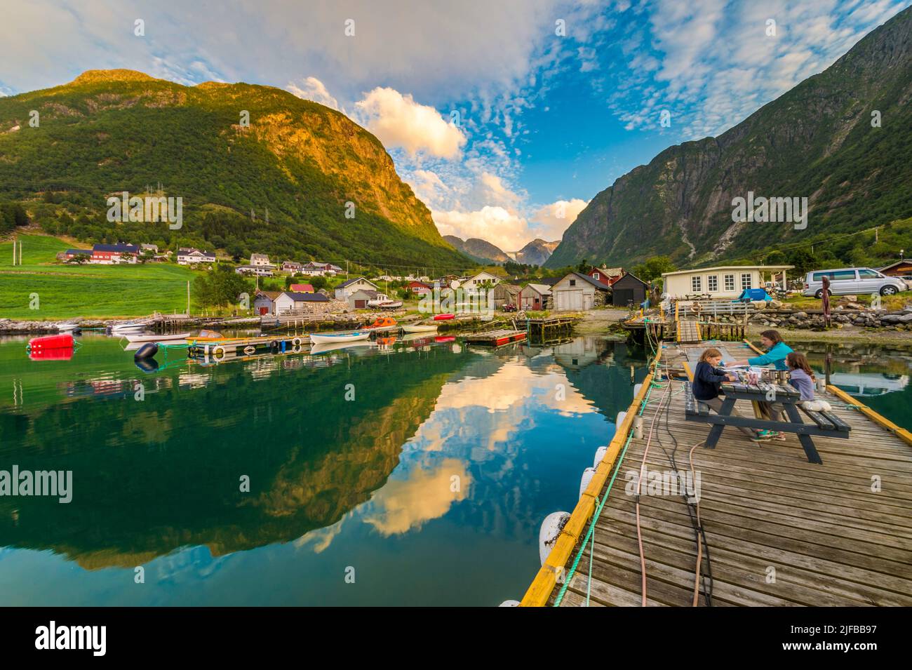 Norvège, More og Romsdal Comté, Sunndal Camping au bord du fjord Banque D'Images