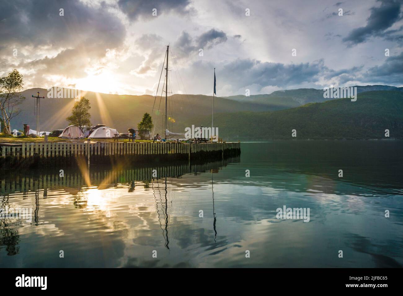 Norvège, More og Romsdal Comté, Sunndal Camping au bord du fjord Banque D'Images