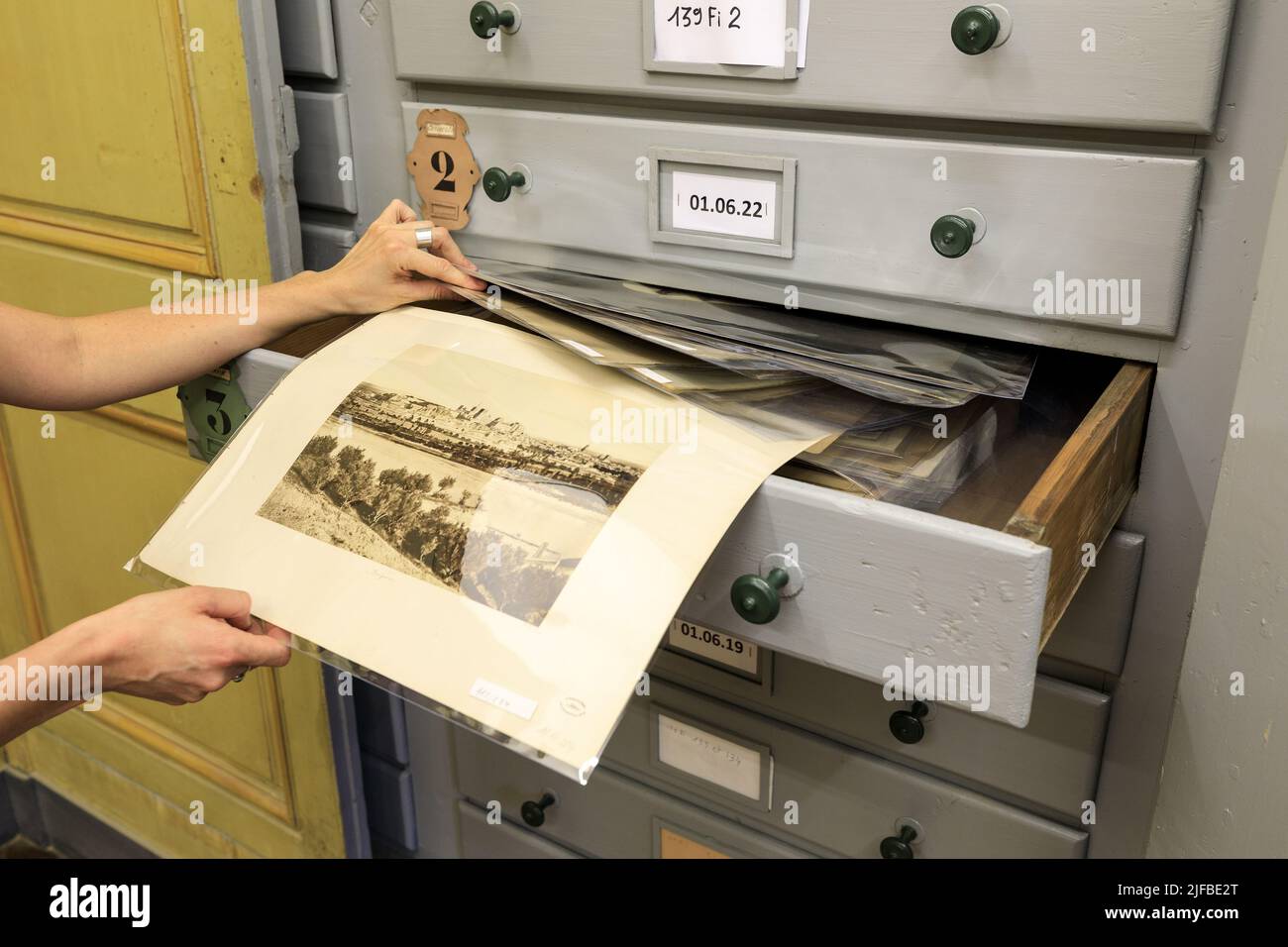 France, Vaucluse, Avignon, rue Saluces, archives municipales, Coffre-fort, chambre des salaires précieux du Mont de Piete (19th siècle), aujourd'hui magasin de stockage pour les archives de photos Banque D'Images