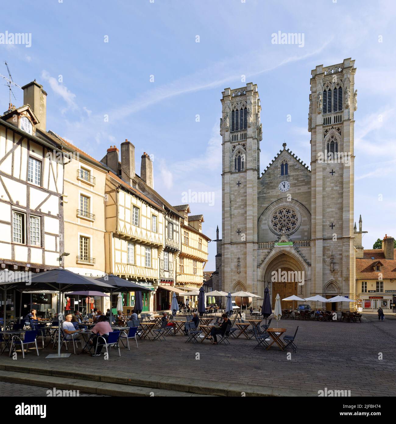 France, Saône et Loire, Chalon sur Saône, place Saint-Vincent maisons à colombages et terrasses de cafés en face de la cathédrale Saint-Vincent Banque D'Images