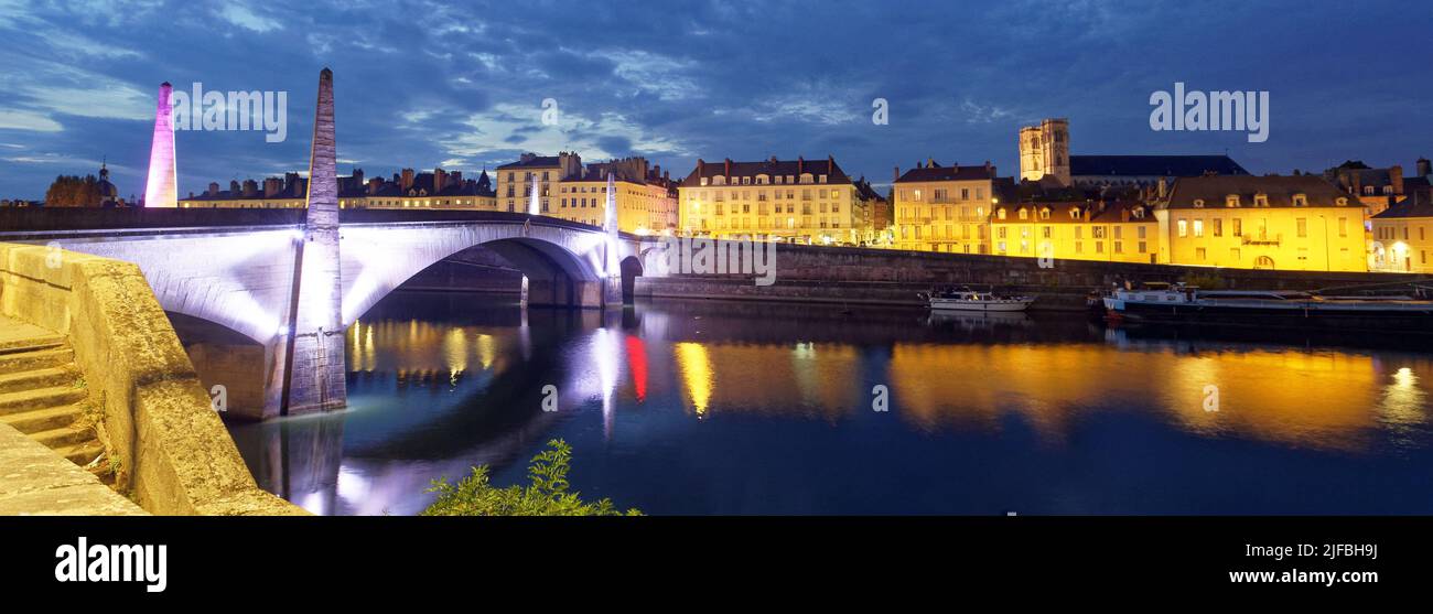 France, Saône et Loire, Chalon sur Saône, les rives de la Saône, quai Gambetta, le pont Saint Laurent et la cathédrale Saint Vincent Banque D'Images