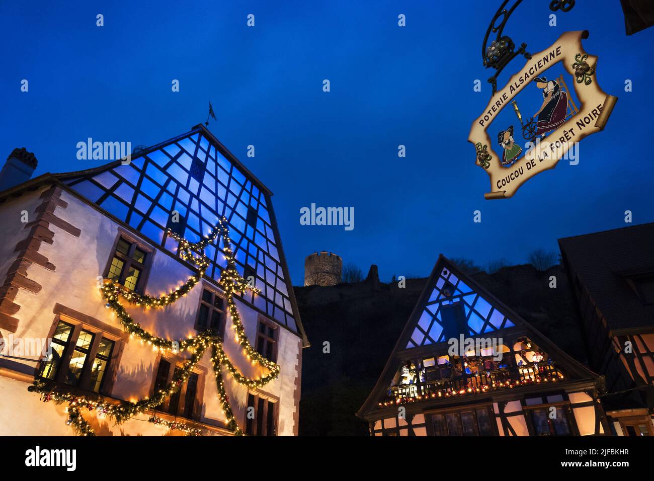 France, Haut Rhin, Kaysersberg, décorations et lumières de Noël. Banque D'Images
