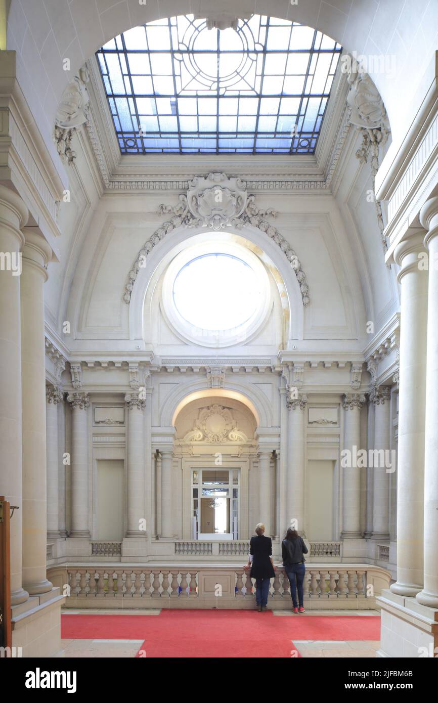 France, Nord, Roubaix, Grand-place, Hôtel de ville Construit entre 1907 et 1911 par les architectes Ernest Thibeau et Victor Laloux, escalier monumental surmonté d'un toit en verre bombé Banque D'Images