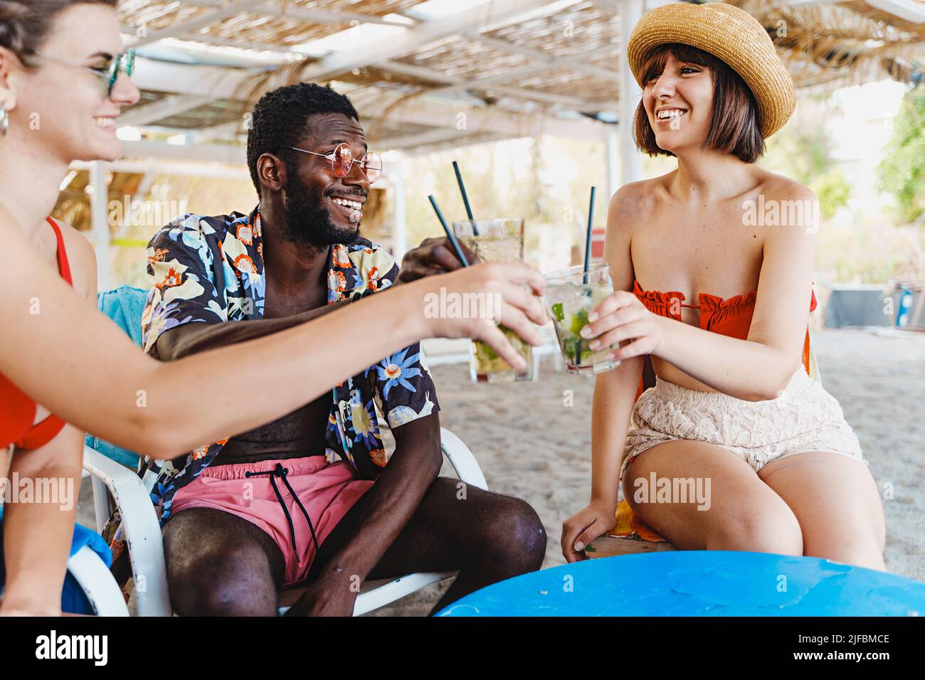 Les meilleurs amis multiethniques en vacances se sont amusés à déguster des cocktails mojito tropicaux frais ensemble au bar-restaurant Beach pub - les gens sont amis Banque D'Images