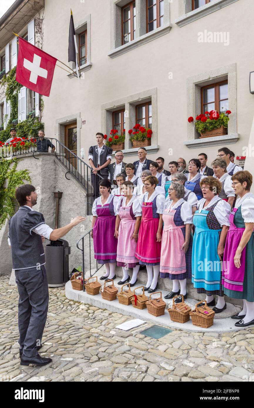 Suisse, canton de Friborg, Gruyères, cité médiévale, choeur traditionnel se produit au coeur du village Banque D'Images