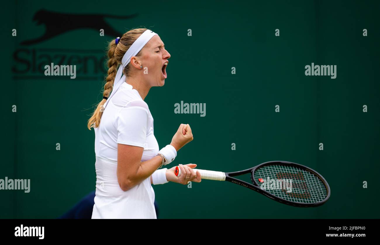 Petra Kvitova, de la République tchèque, en action contre Ana Bogdan, de Roumanie, lors du deuxième tour des Championnats de Wimbledon 2022, tournoi de tennis Grand Chelem sur 30 juin 2022 au All England Lawn tennis Club à Wimbledon près de Londres, Angleterre - photo: Rob Prange/DPPI/LiveMedia Banque D'Images