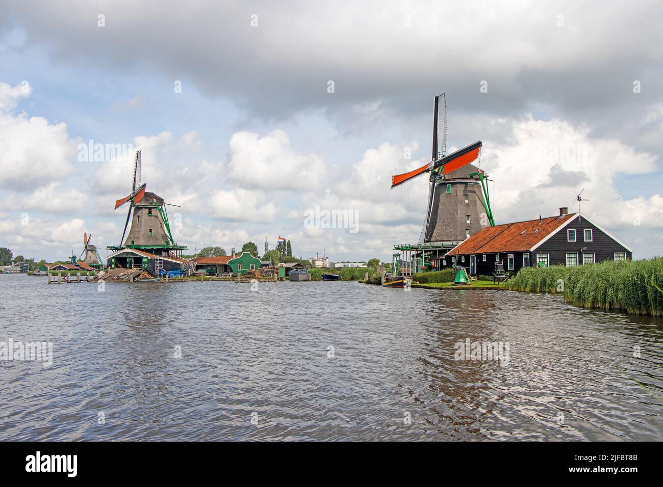 Ancien moulin à vent dans la campagne de Zaan Schans près d'Amsterdam Banque D'Images