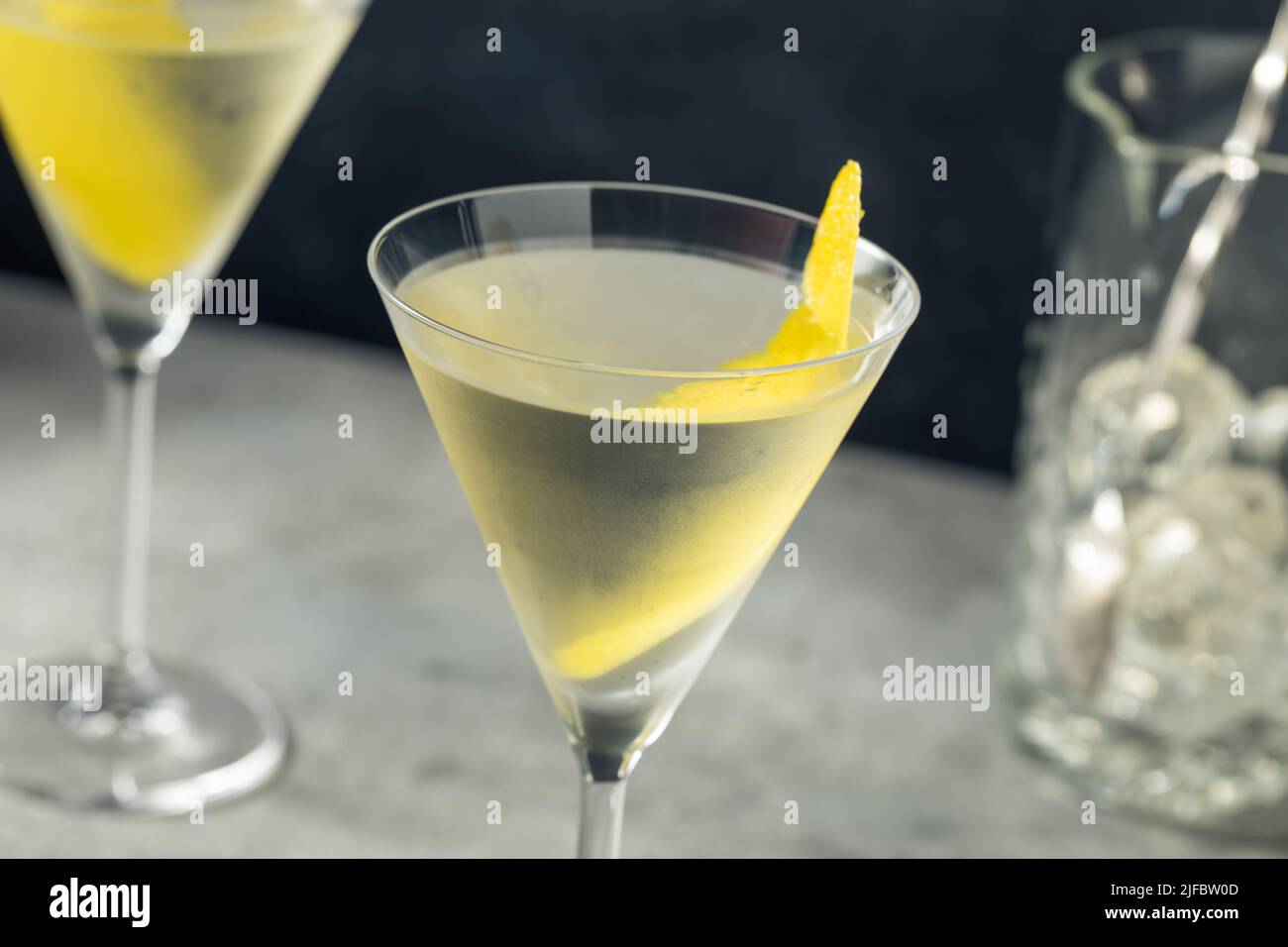 Buzzy Cold Lemon Gin Martini avec Vermouth et des beignets Banque D'Images