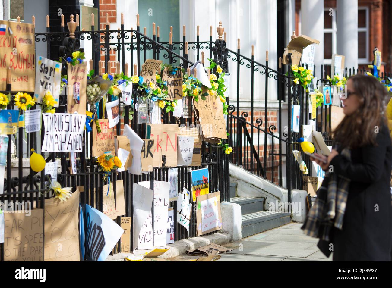 Des messages et des affiches contre l’invasion de l’Ukraine par la Russie sont laissés près de l’ambassade de Russie à Londres. Banque D'Images