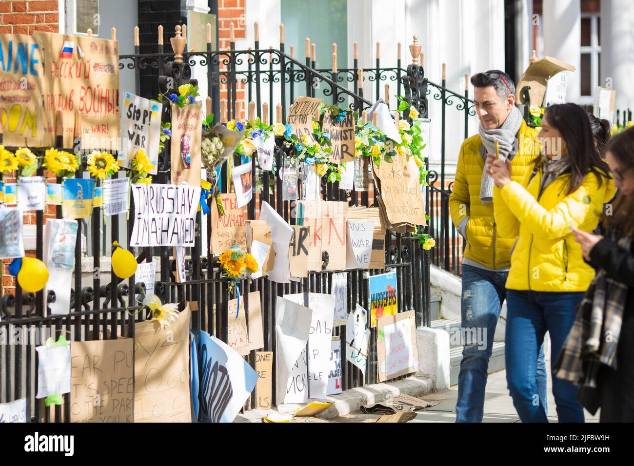 Des messages et des affiches contre l’invasion de l’Ukraine par la Russie sont laissés près de l’ambassade de Russie à Londres. Banque D'Images