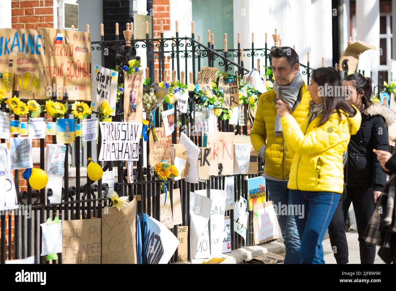Des messages et des affiches contre l’invasion de l’Ukraine par la Russie sont laissés près de l’ambassade de Russie à Londres. Banque D'Images