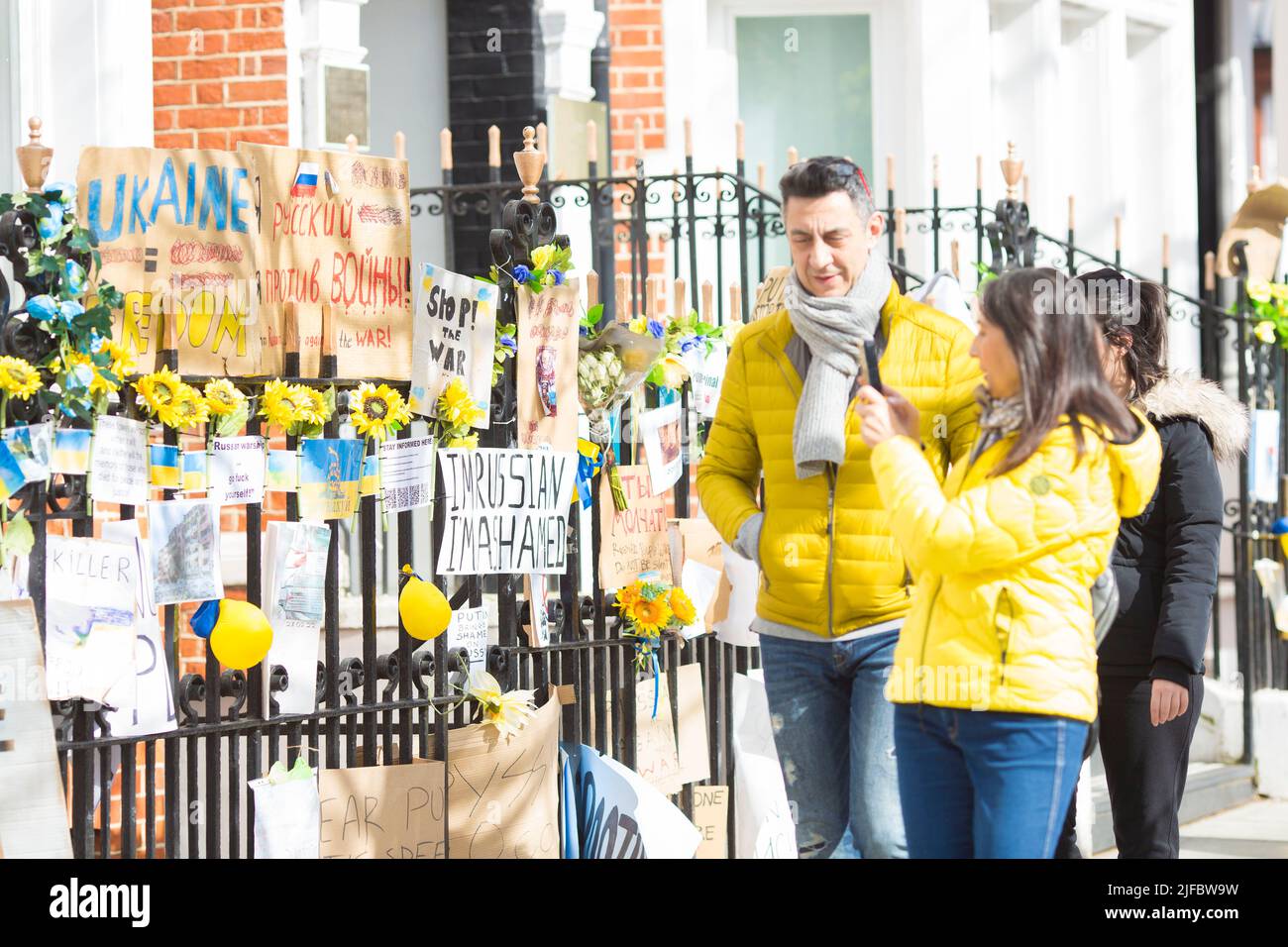 Des messages et des affiches contre l’invasion de l’Ukraine par la Russie sont laissés près de l’ambassade de Russie à Londres. Banque D'Images