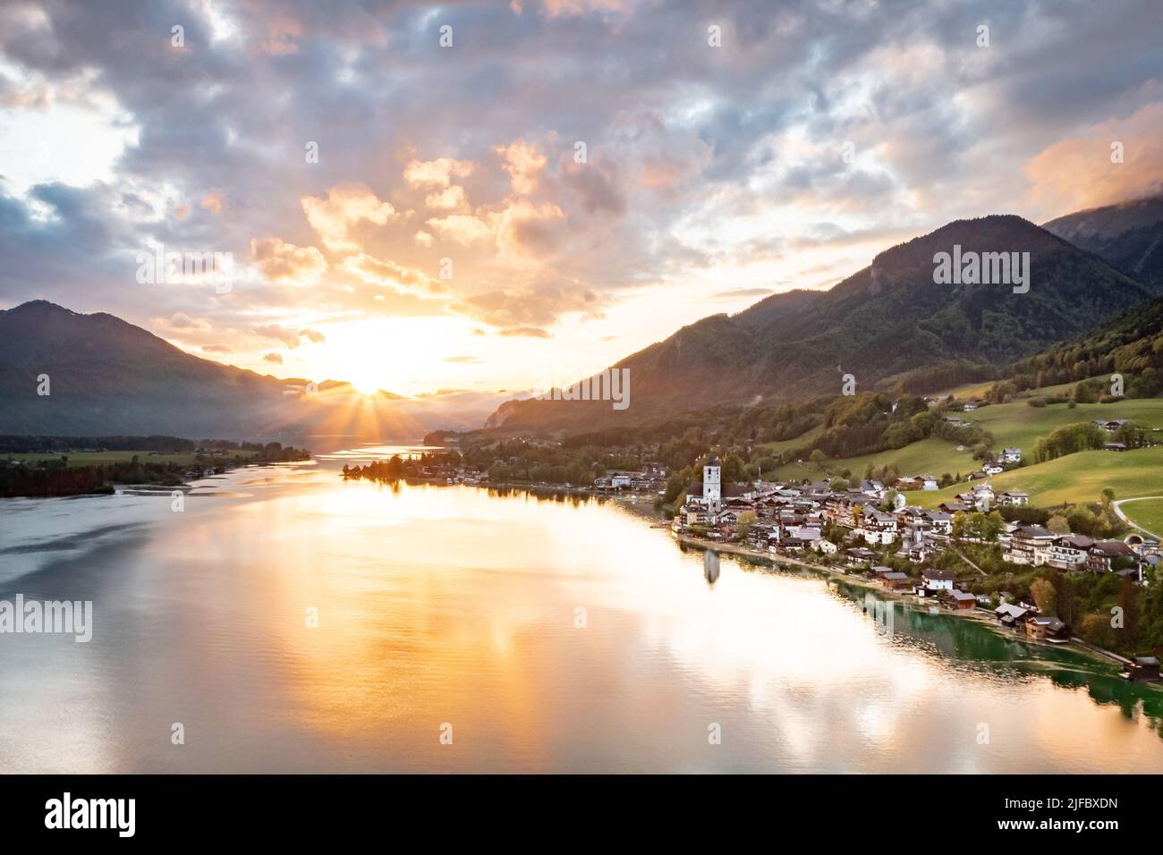 Panorama de Wolfgangsee au coucher du soleil. Coucher de soleil pittoresque à proximité de St. Wolfgang dans la région de Salzkammergut en Autriche. Banque D'Images