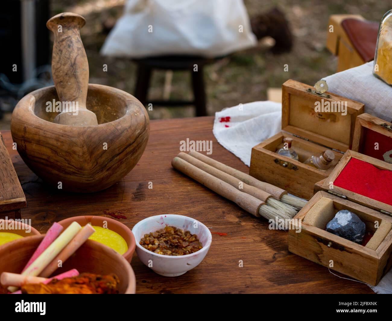 table de l'artiste peintre, outils pour créer des couleurs Banque D'Images