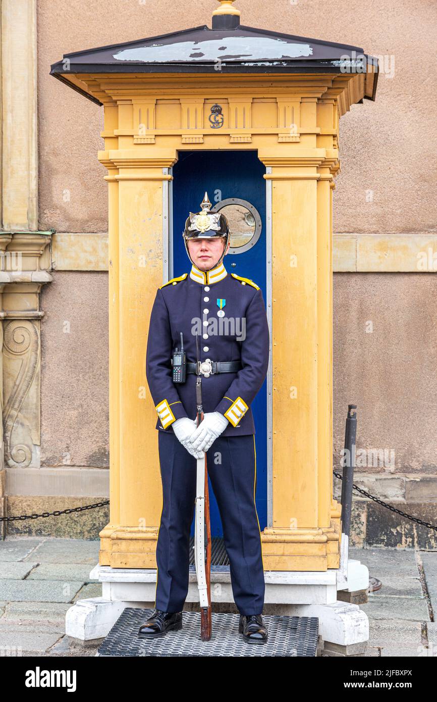 Un soldat en uniforme traditionnel qui garde le Palais Royal (Kungliga Slottet) à Stockholm, en Suède Banque D'Images