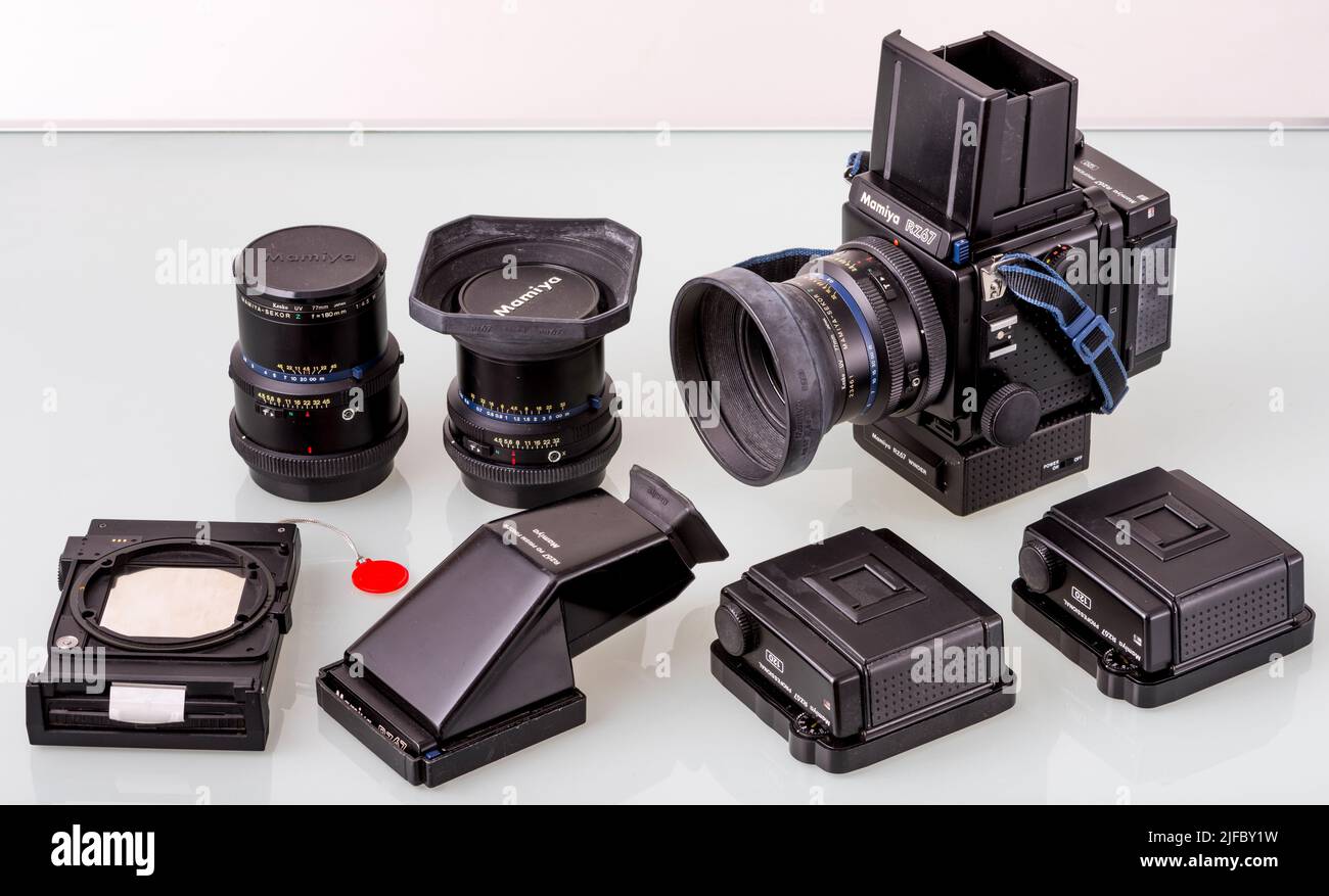 Appareil photo de format moyen vintage Mamiya RZ67 avec objectif, dos de film et viseur à prisme. Banque D'Images