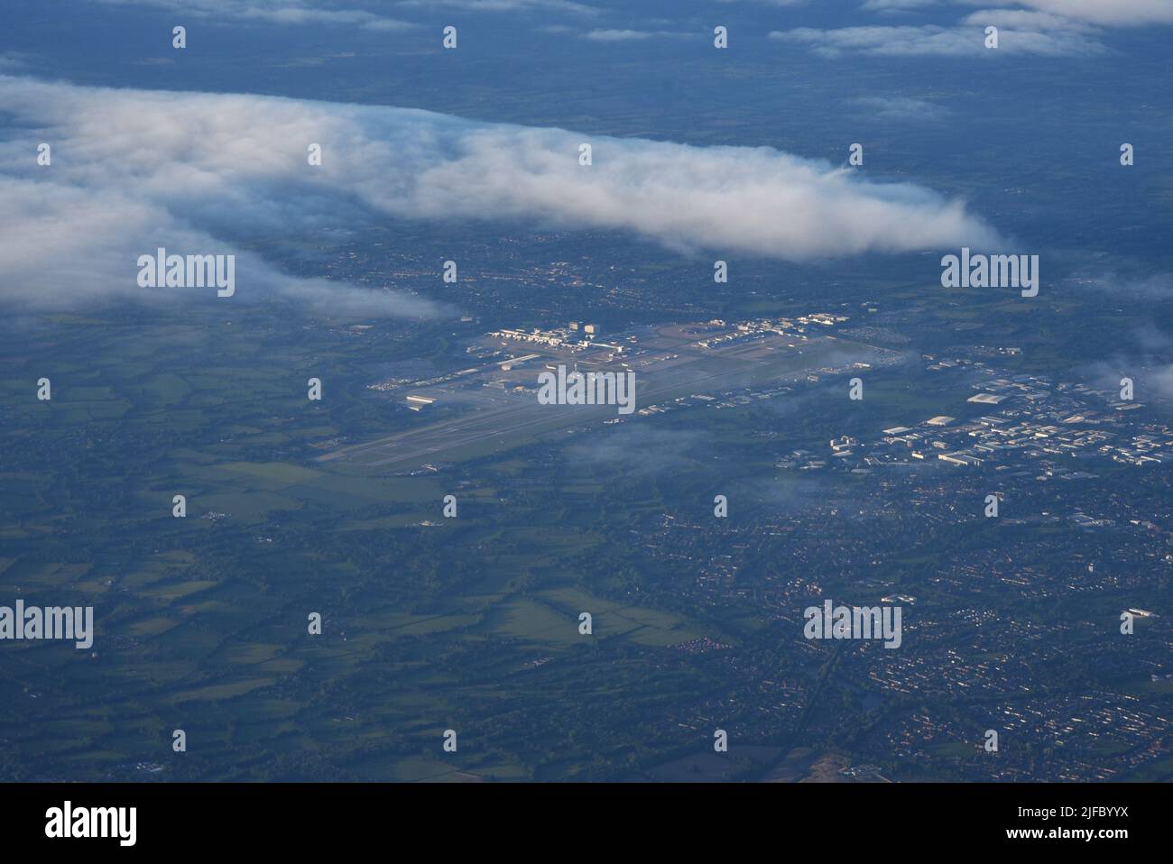 Vue sur l'aéroport de Gatwick depuis le haut lors d'une journée au-dessus du sud de l'Angleterre Banque D'Images