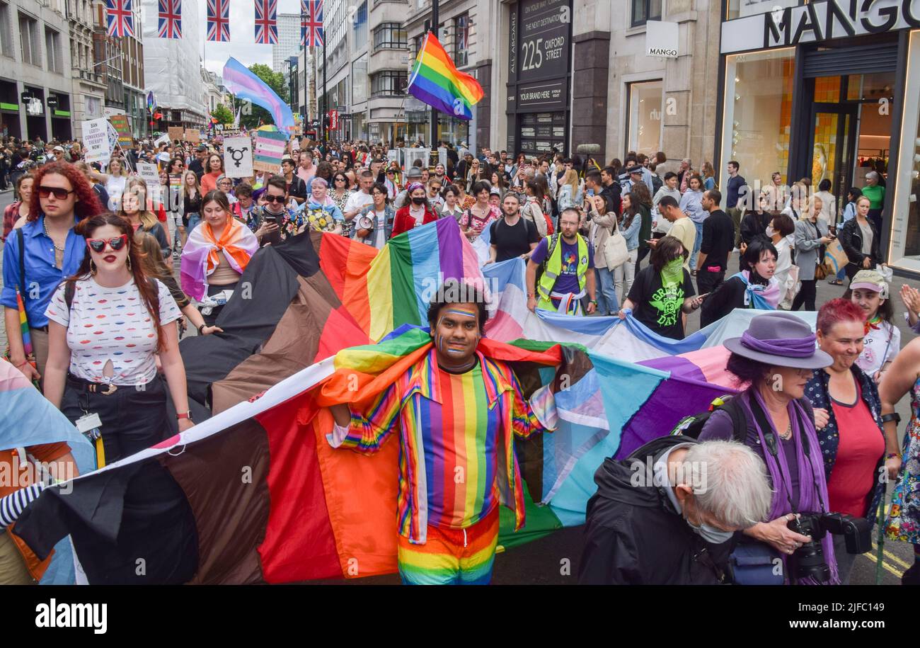 Londres, Angleterre, Royaume-Uni. 1st juillet 2022. Les manifestants arborent un drapeau géant de la fierté à Oxford Street. Des centaines de personnes ont défilé dans le centre de Londres à l'occasion du 50th anniversaire de la première fierté, devant la fierté de Londres 2022 qui a lieu le 2nd juillet. (Credit image: © Vuk Valcic/ZUMA Press Wire) Credit: ZUMA Press, Inc./Alamy Live News Banque D'Images