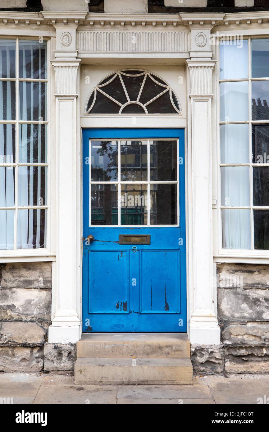 Une porte de l'ancien bâtiment du St. Williams College sur College Street dans la ville de York, Royaume-Uni. Banque D'Images