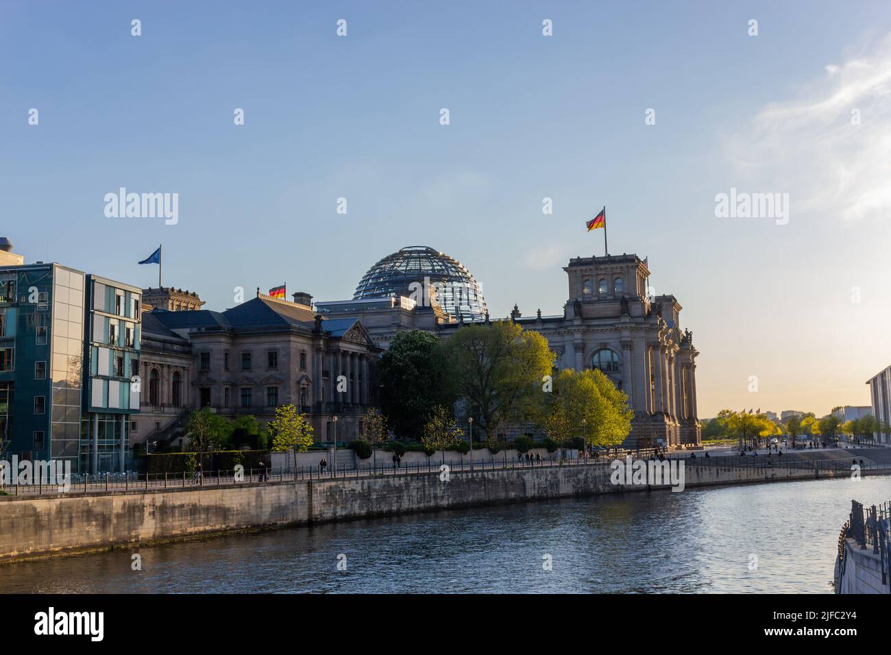 Berlin, Allemagne - 13 mai 2022: Le Reichstag à Berlin sur les rives de la Spree. Le Reichstag est le siège du Bundestag allemand. Banque D'Images