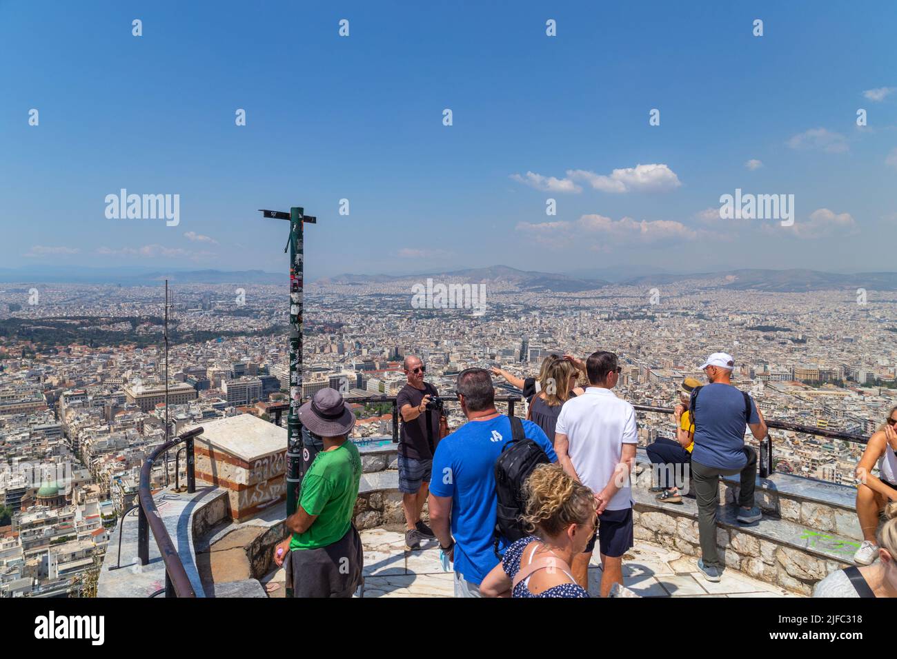 Athènes, Grèce - 06 mai 2022 : touristes au point de vue de la colline du lycabette, Athènes, Grèce Banque D'Images