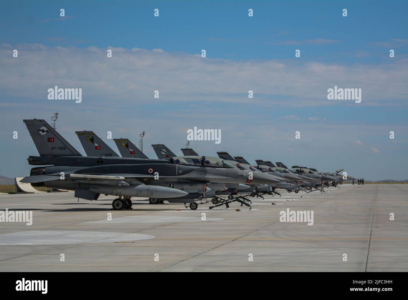 Konya, Turquie. 30th juin 2022. Les exercices militaires internationaux de l'Aigle Anatolien 2022 se poursuivent à Konya, des observateurs militaires des pays participants et plus de 200 membres de la presse locale et étrangère ont assisté aux vols de démonstration F- 4 Phantom Terminator de SOLOTURK (F-16). La Journée de la presse et des observateurs distingués a été observée à l'International Anatolian Eagle 2022 en cours à la base de jets principale de 3rd à Konya. Les exercices militaires ont commencé à 20 juin et se poursuivront jusqu'à 1 juillet 2022 avec la participation de l'OTAN, de la Jordanie, de l'Azerbaïdjan, du Royaume-Uni, du Pakistan et des forces navales et aériennes turques. Crédit : Banque D'Images