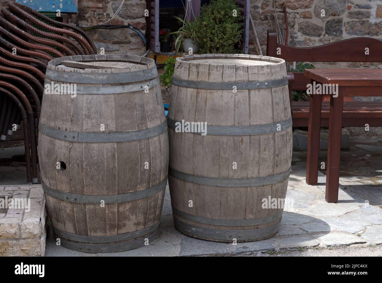 Deux barils en bois à l'extérieur d'un café-bar, Livadia vues, île de Tilos, Dodécanèse, Grèce Banque D'Images