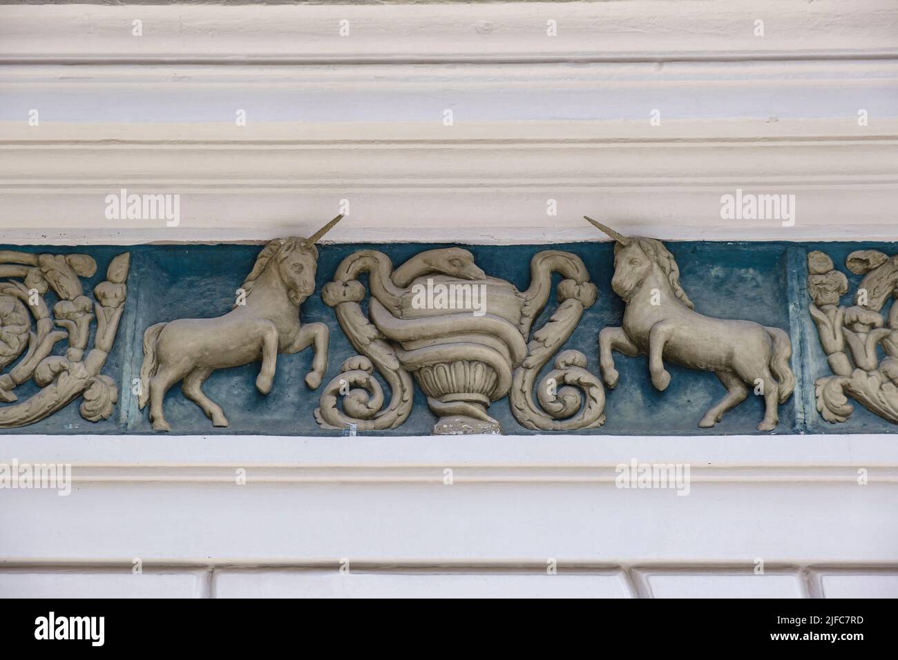 Frise aux licornes, détails sur l'ancienne pharmacie Unicorn dans la vieille ville historique de Memmingen, dans la région de la Basse-Allgäu, Bavière, Allemagne. Banque D'Images