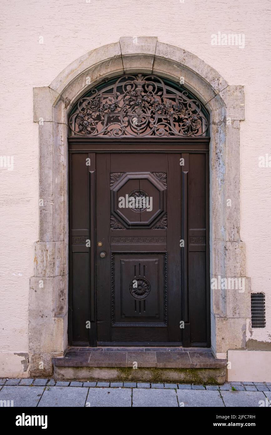 Porte ronde à arcades arcades artisanales dans un édifice historique de la place Manghaus, dans la vieille ville de Memmingen, dans la région du Bas-Allgäu, en Bavière, en Allemagne. Banque D'Images