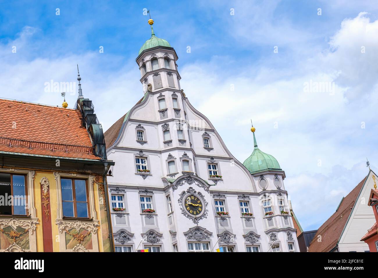DAS historische Rathaus im Still der Renaissance auf dem Marktplatz zu Memmingen im Unterallgäu, Schwaben, Bayern, Deutschland, 8. Juin 2022. Le histo Banque D'Images