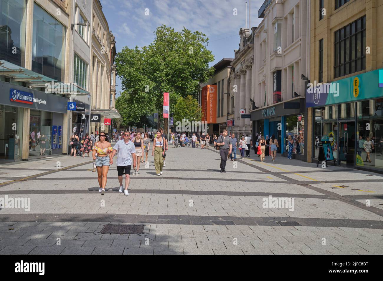 Summer Shoppers Queen Street Cardiff South Wales Royaume-Uni Banque D'Images