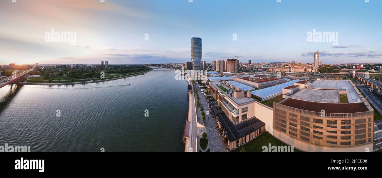 Panorama aérien du front de mer de Belgrade et de la vieille ville de Belgrade, la capitale de la Serbie par la rivière Sava au coucher du soleil. Vue sur la ville. Ci de drone Banque D'Images