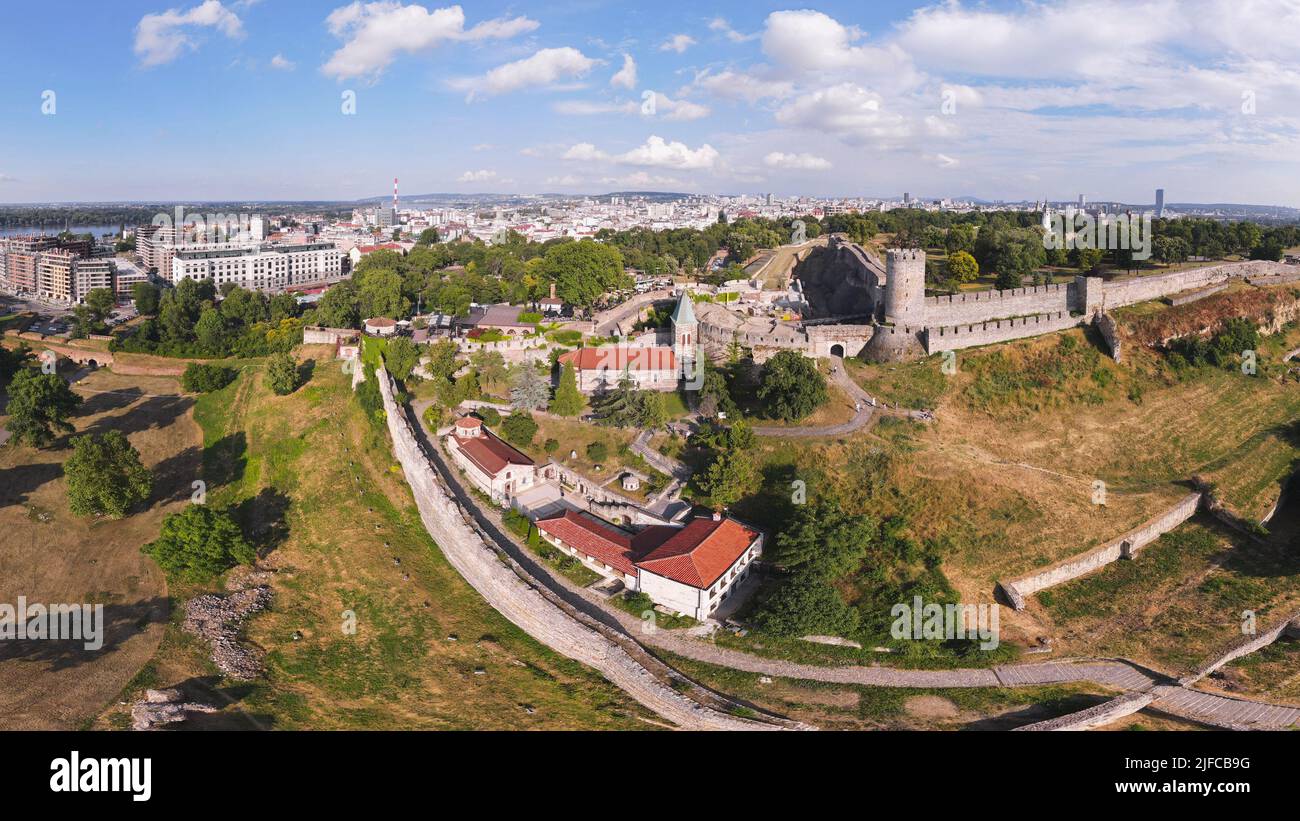 Vue aérienne de la forteresse de Kalemegdan, Belgrade, Serbie. Vue sur l'église et le parc de Kalemegdan en direction du centre-ville de Belgrade Banque D'Images