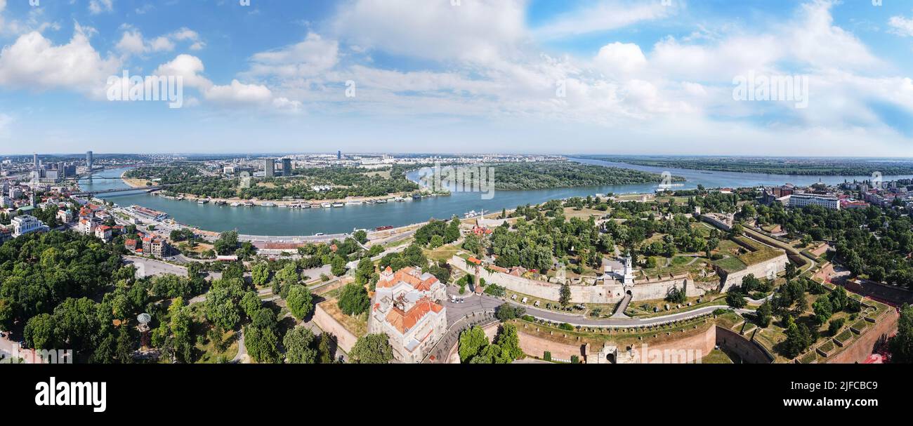 Panorama aérien de Belgrade, capitale de la Serbie, avec le parc de Kalemegdan, l'embouchure de la rivière Sava avec le Danube au loin et Novi Beograd , antenne v Banque D'Images