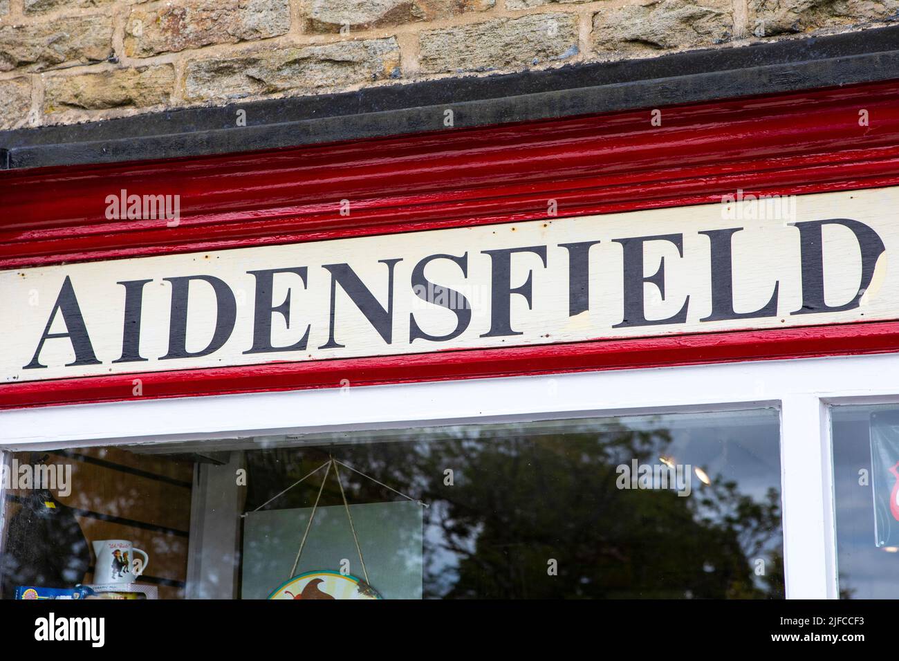 Goathland, Royaume-Uni - 9 juin 2022 : gros plan d'Aidensfield sur le panneau Aidenfield Stores à Goathland, dans le Nord du Yorkshire. L'emplacement a été utilisé dans le téléviseur Banque D'Images