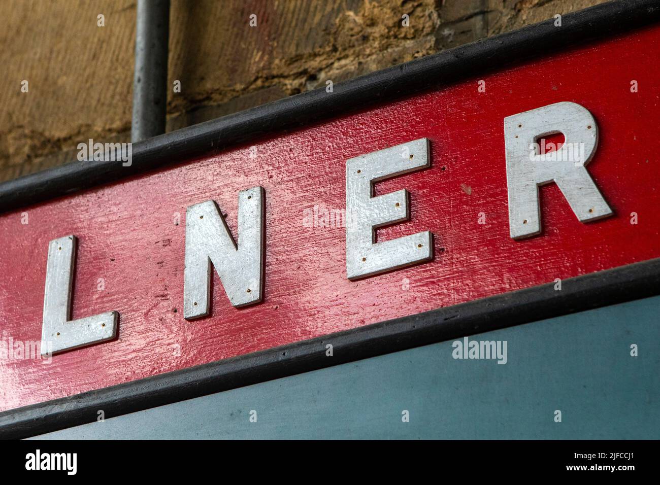 Pickering, Royaume-Uni - 9 juin 2022: Un panneau chemin de FER d'époque - Londres Nord-est sur un panneau d'affichage à la gare de Pickering dans le Yorkshire du Nord, Royaume-Uni. Banque D'Images
