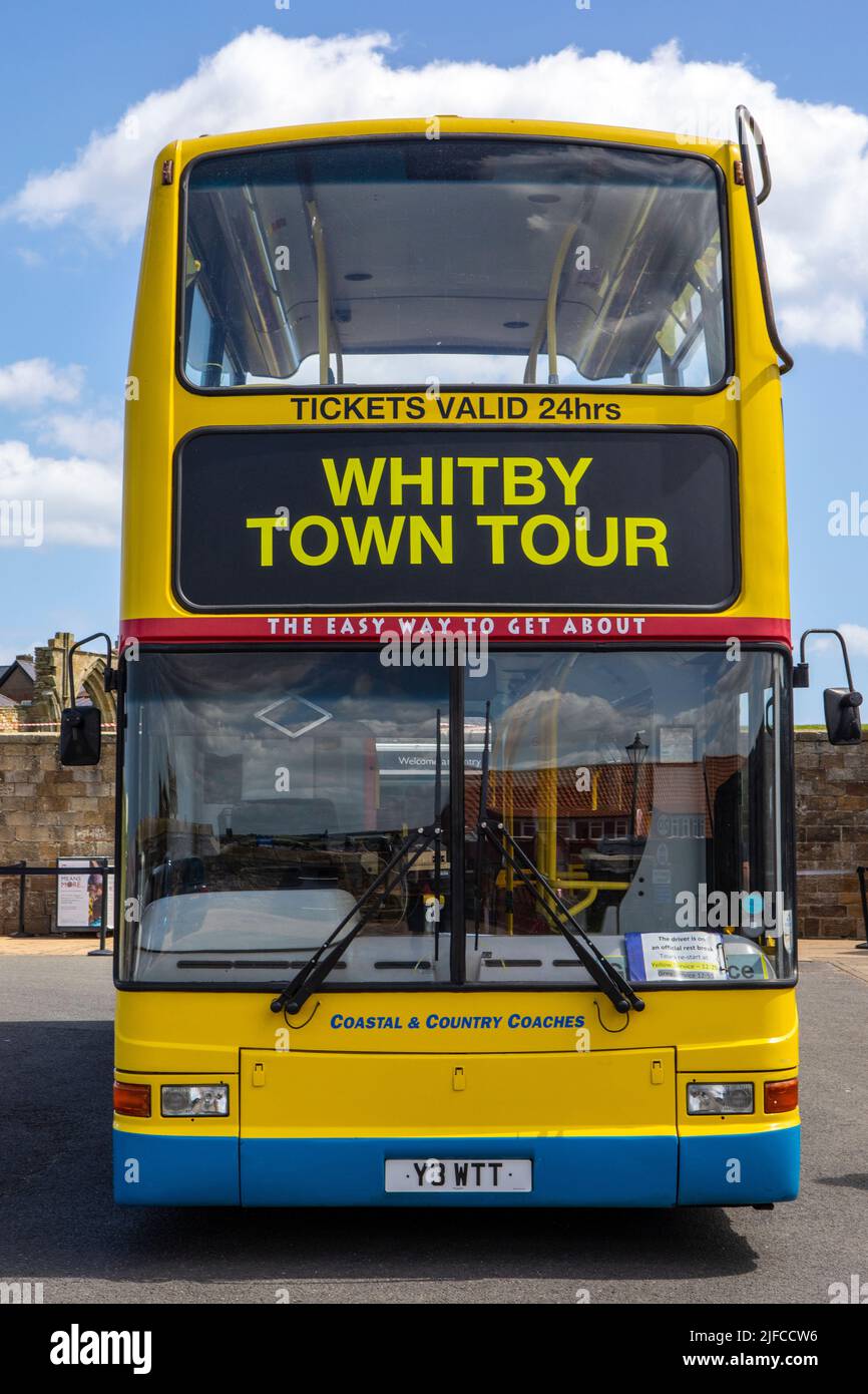 Whitby, Royaume-Uni - 10 juin 2022: Visite de la ville de Whitby bus dans la belle ville balnéaire de Whitby dans le Nord du Yorkshire, Royaume-Uni. Banque D'Images