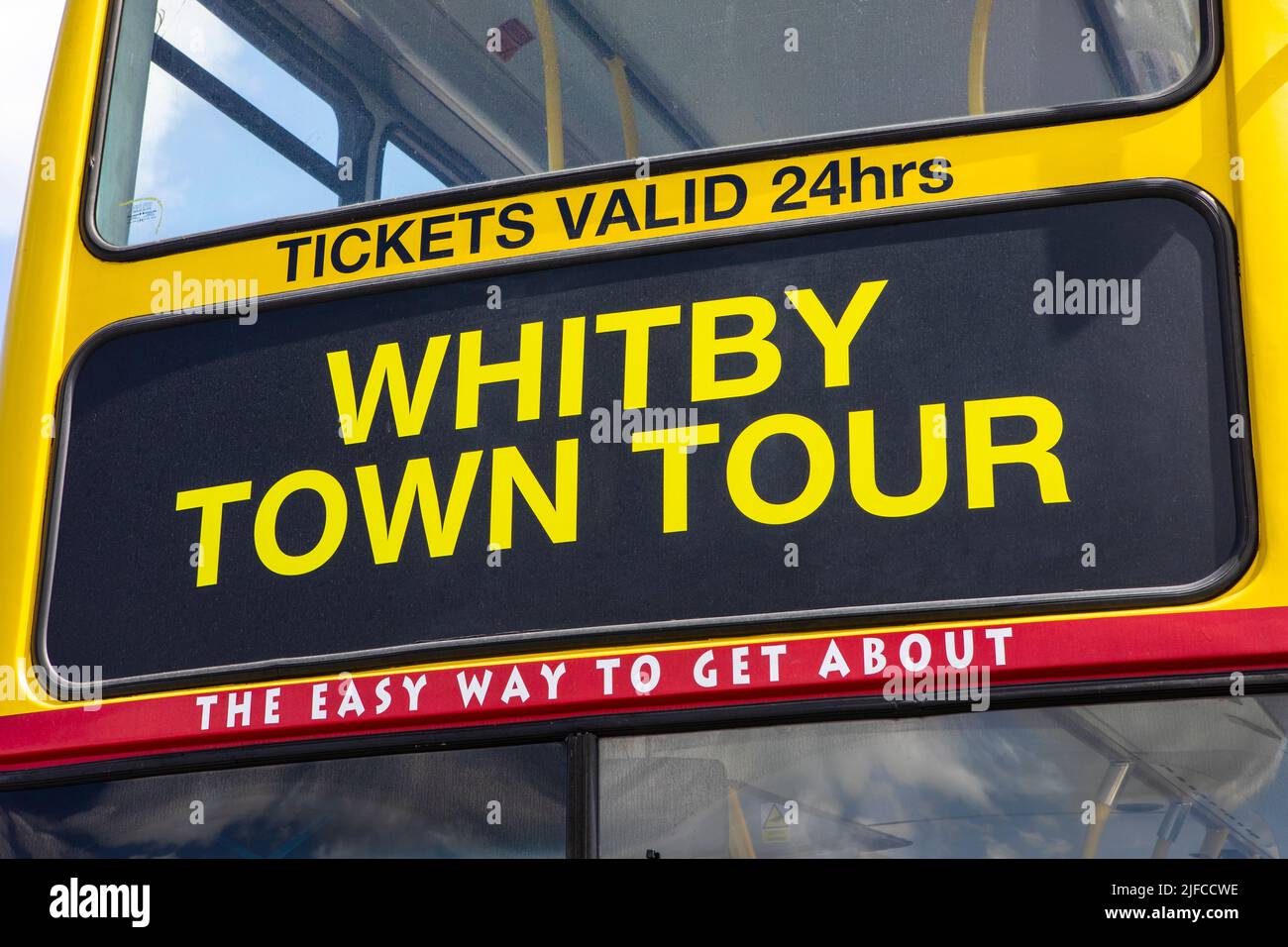 Whitby, Royaume-Uni - 10 juin 2022: Visite de la ville de Whitby bus dans la belle ville balnéaire de Whitby dans le Nord du Yorkshire, Royaume-Uni. Banque D'Images