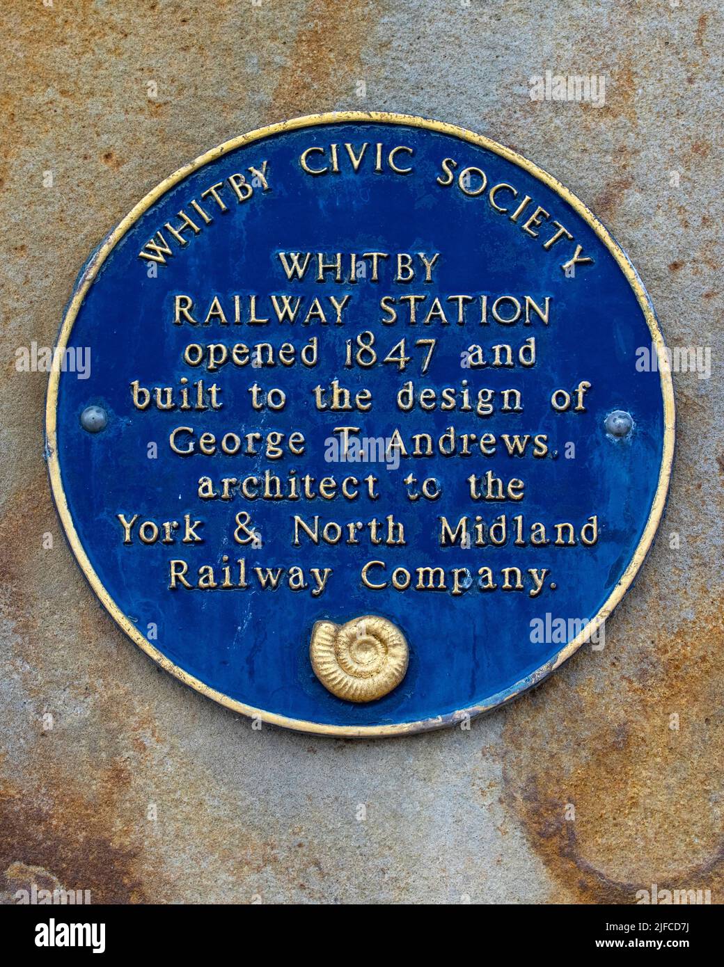 Whitby, Royaume-Uni - 10 juin 2022 : plaque bleue à l'extérieur de la gare de Whitby, dans la belle ville balnéaire de Whitby, dans le Nord du Yorkshire, Royaume-Uni. Banque D'Images