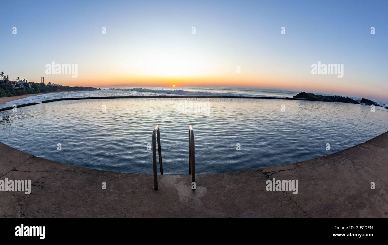 Plage piscine marémotrice eau de mer douce tôt le matin lever du soleil au-dessus de l'horizon océanique. Banque D'Images