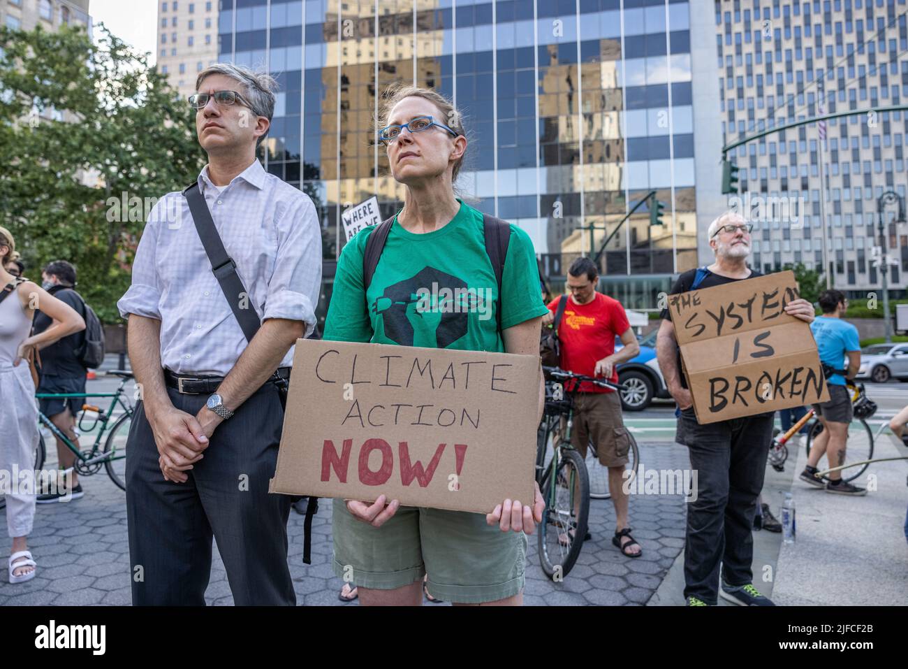 NEW YORK, New York – 30 juin 2022 : les manifestants se rassemblent à Manhattan après que la Cour suprême des États-Unis ait restreint l'autorité de l'EPA pour réglementer les émissions. Banque D'Images