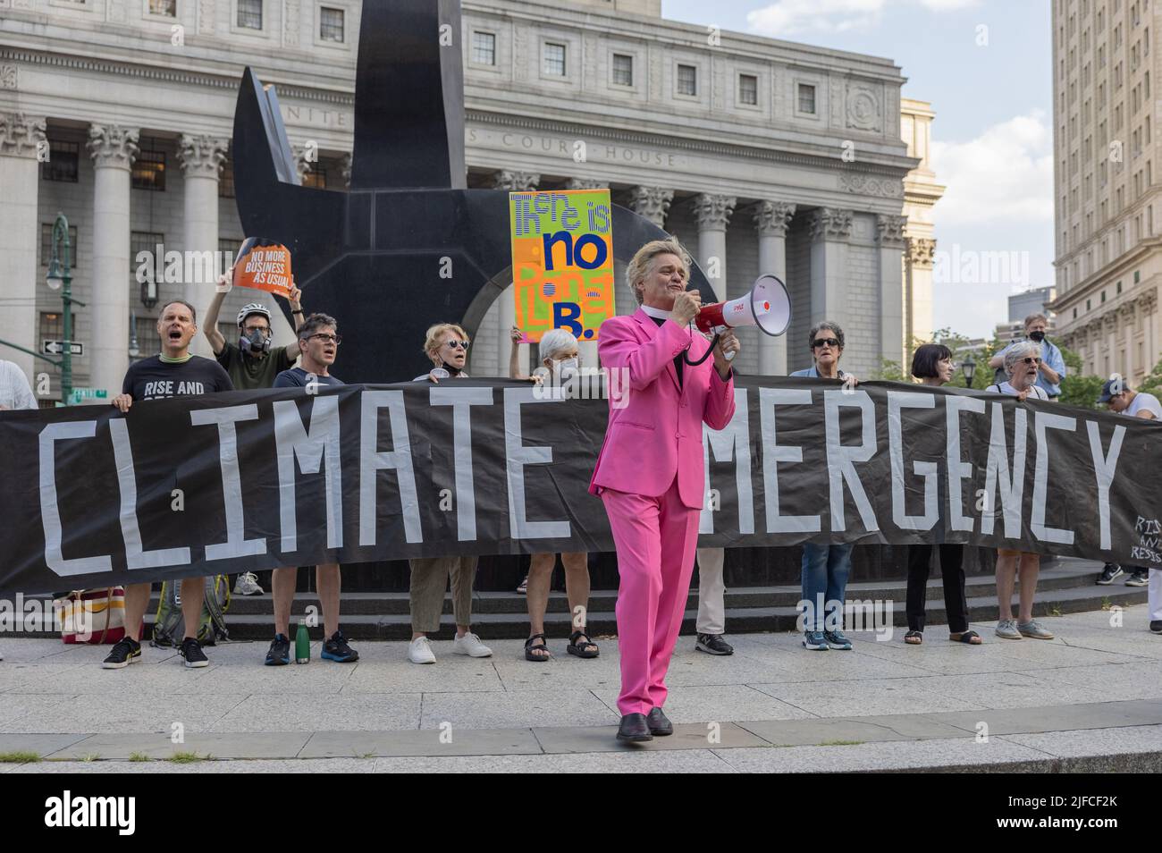 NEW YORK, New York – 30 juin 2022 : les manifestants se rassemblent à Manhattan après que la Cour suprême des États-Unis ait restreint l'autorité de l'EPA pour réglementer les émissions. Banque D'Images