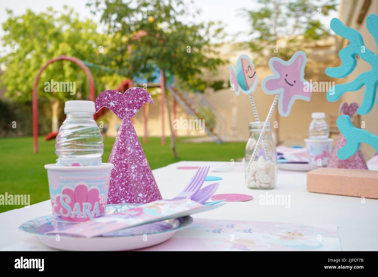 Table de bonbons : petits gâteaux, biscuits et desserts ; décoration à thème pour la fête d'anniversaire des enfants de la sirène. Banque D'Images