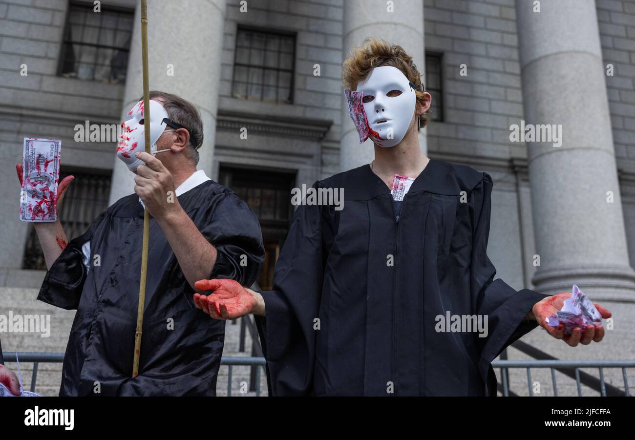 NEW YORK, New York – 30 juin 2022 : les manifestants de la rébellion de l'extinction se rassemblent après que la Cour suprême des États-Unis ait restreint l'autorité de l'EPA pour réglementer les émissions. Banque D'Images