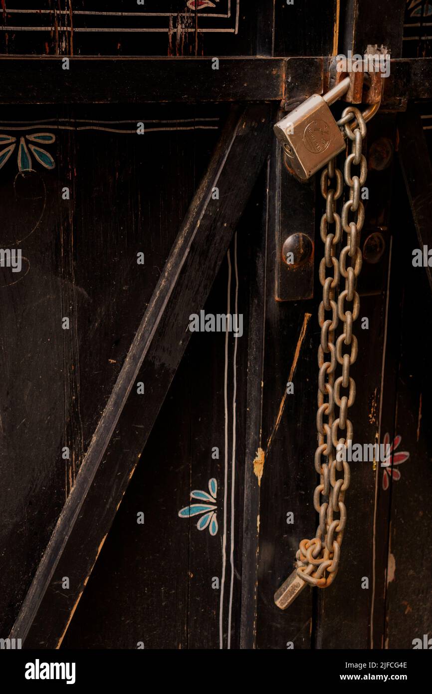 Porte noire avec chaîne et serrure en métal Banque D'Images