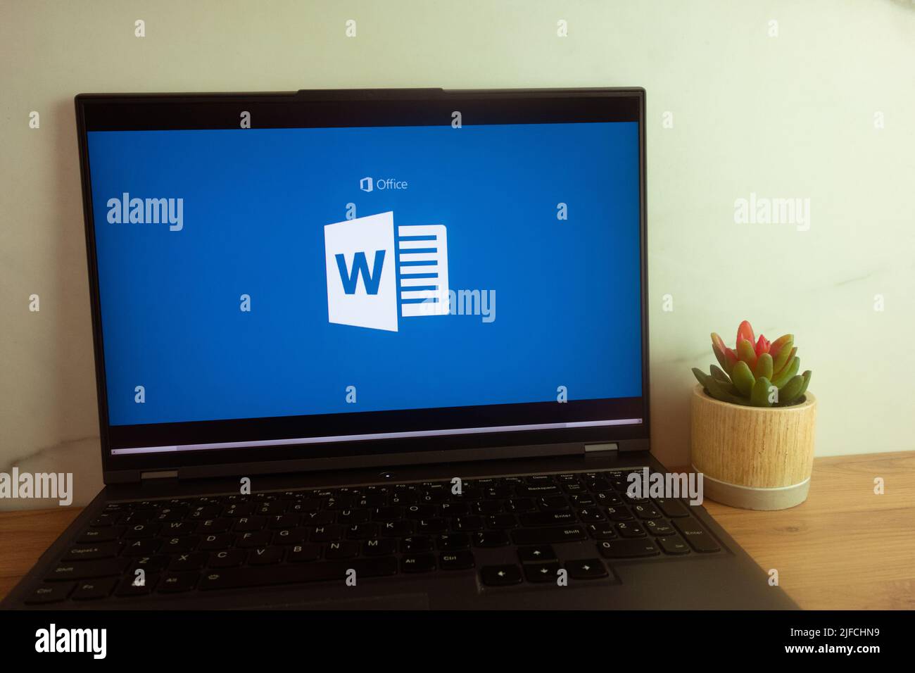 KONSKIE, POLOGNE - 30 juin 2022 : logo Microsoft Word affiché sur l'écran de l'ordinateur portable Banque D'Images