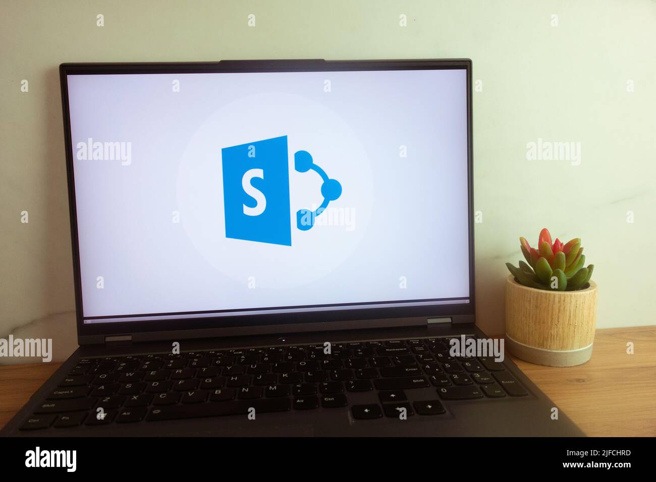 KONSKIE, POLOGNE - 30 juin 2022 : logo de la plate-forme SharePoint affiché sur l'écran de l'ordinateur portable Banque D'Images